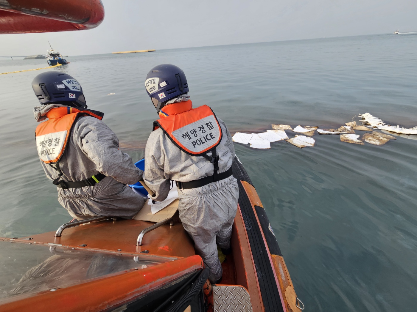 보령해경 경비함정 직원들이 해양오염 방제작업 중이다. 보령해경 제공