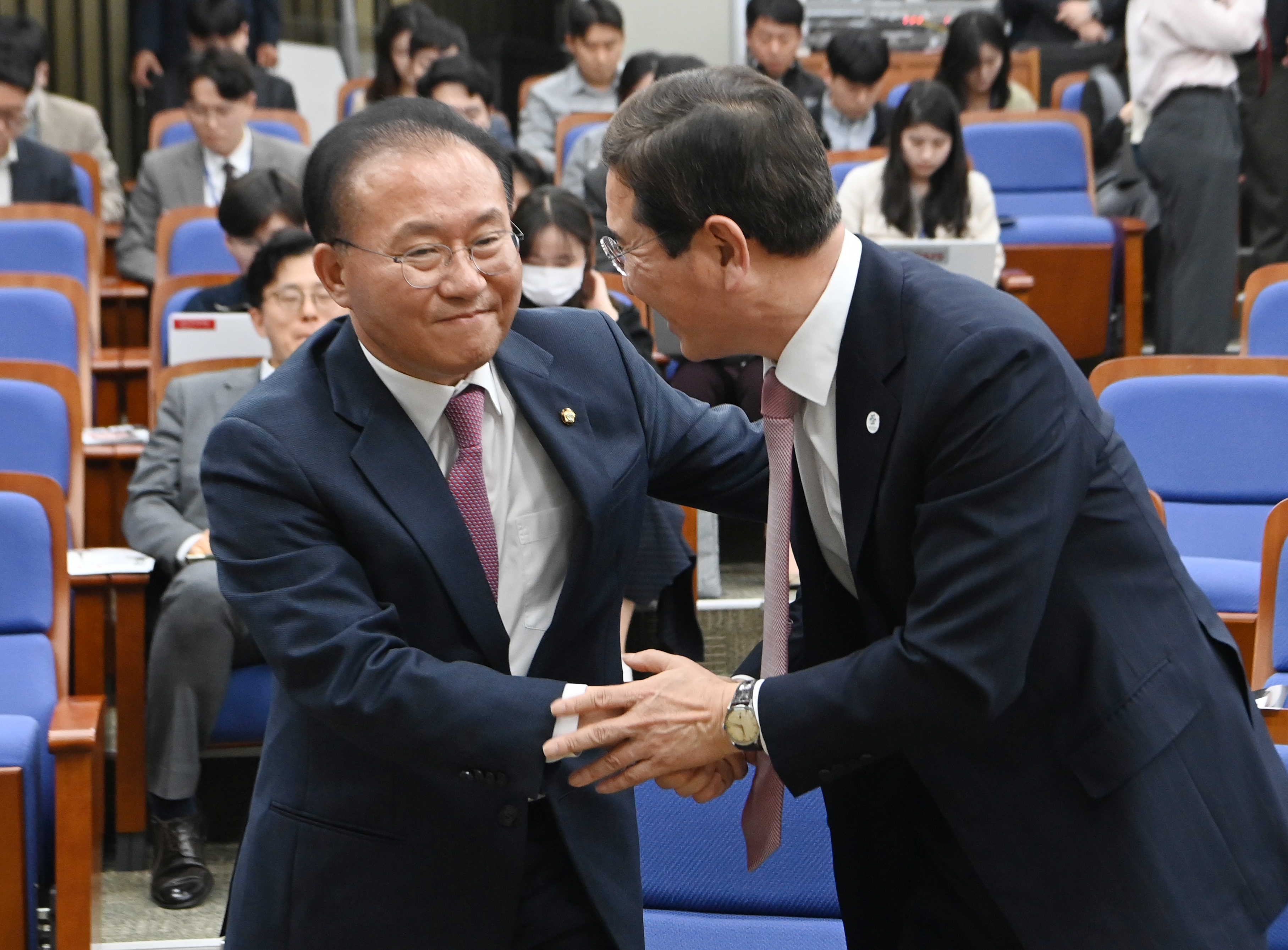 7일 오전 국회에서 국민의힘 신임 원내대표 선출된 윤재옥(왼쪽)의원이 선거 결과 발표 직후 김학용 의원으로 부터 축하인사를 받고 있다. 2023.4.7안주영 전문기자