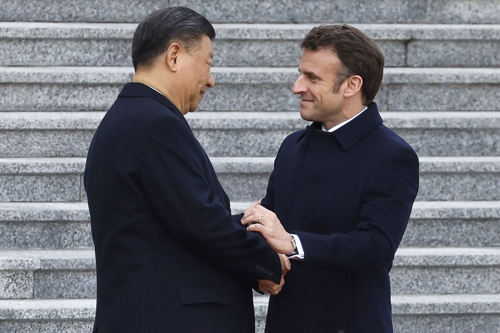 에마뉘엘 마크롱(오른쪽) 프랑스 대통령이 6일 베이징에서 시진핑 중국 국가주석과 악수하고 있다. 베이징 AFP 연합뉴스