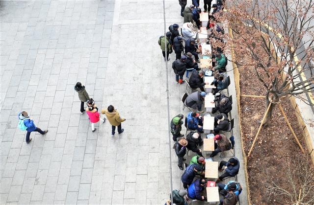 서울 종로구의 한 공원에서 노인들이 줄지어 앉아 장기를 두는 모습. 사진은 기사와 무관. 연합뉴스