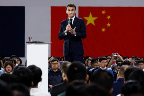 에마뉘엘 마크롱 프랑스 대통령이 7일 중국 광저우 중산대학교에서 중국 대학생들의 열렬한 환영을 받고 있다. 광저우 AP 연합뉴스