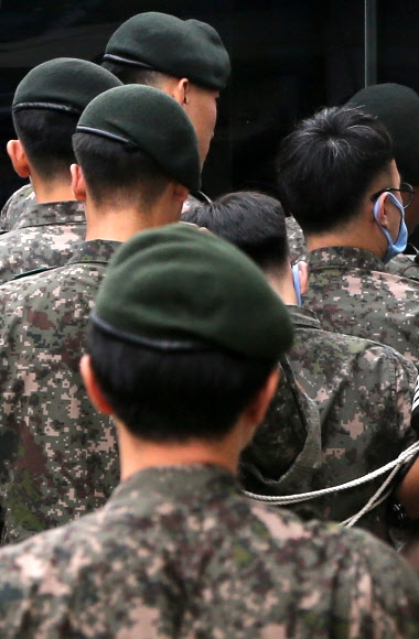 육군 28사단 보통군사법원에서 윤 일병 사망 사건 가해자들이 호송차량으로 이동하고 있다. 연합뉴스 자료사진