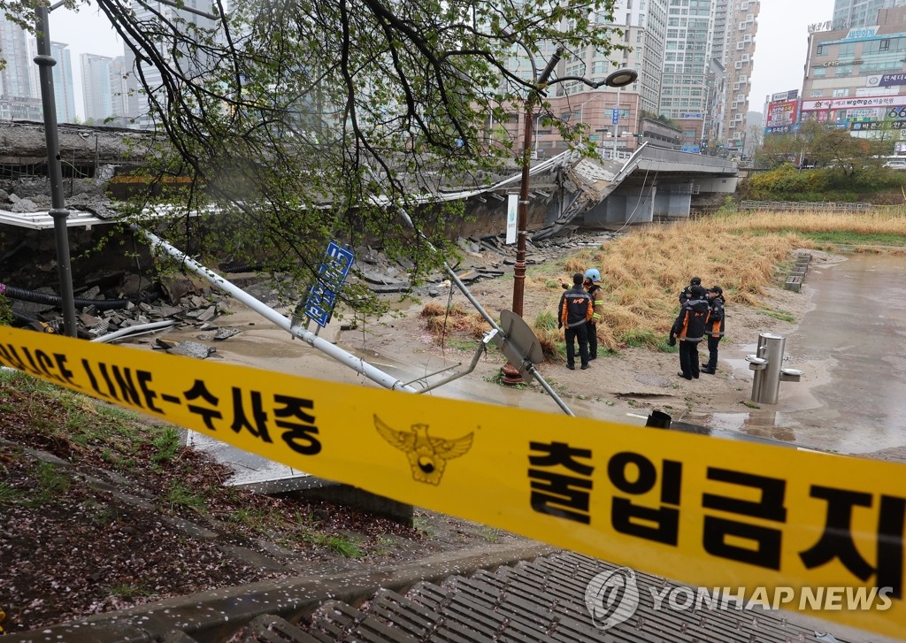 분당 정자교와 보행로 기울어짐 현상으로 통제 중인 인근 불정교와 수내교는 모두 시행, 시공, 설계를 같은 업체가 한 것으로 확인됐다. 연합뉴스