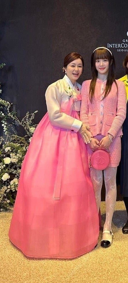 배우 이유비(오른쪽)가 동생 이다인, 이승기의 결혼식에서 입은 하객룩에 네티즌 의견이 분분하다.<br>SNS 캡처