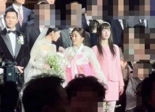 배우 이유비가 동생 이다인, 이승기의 결혼식에서 입은 하객룩에 네티즌 의견이 분분하다.  SNS 캡처