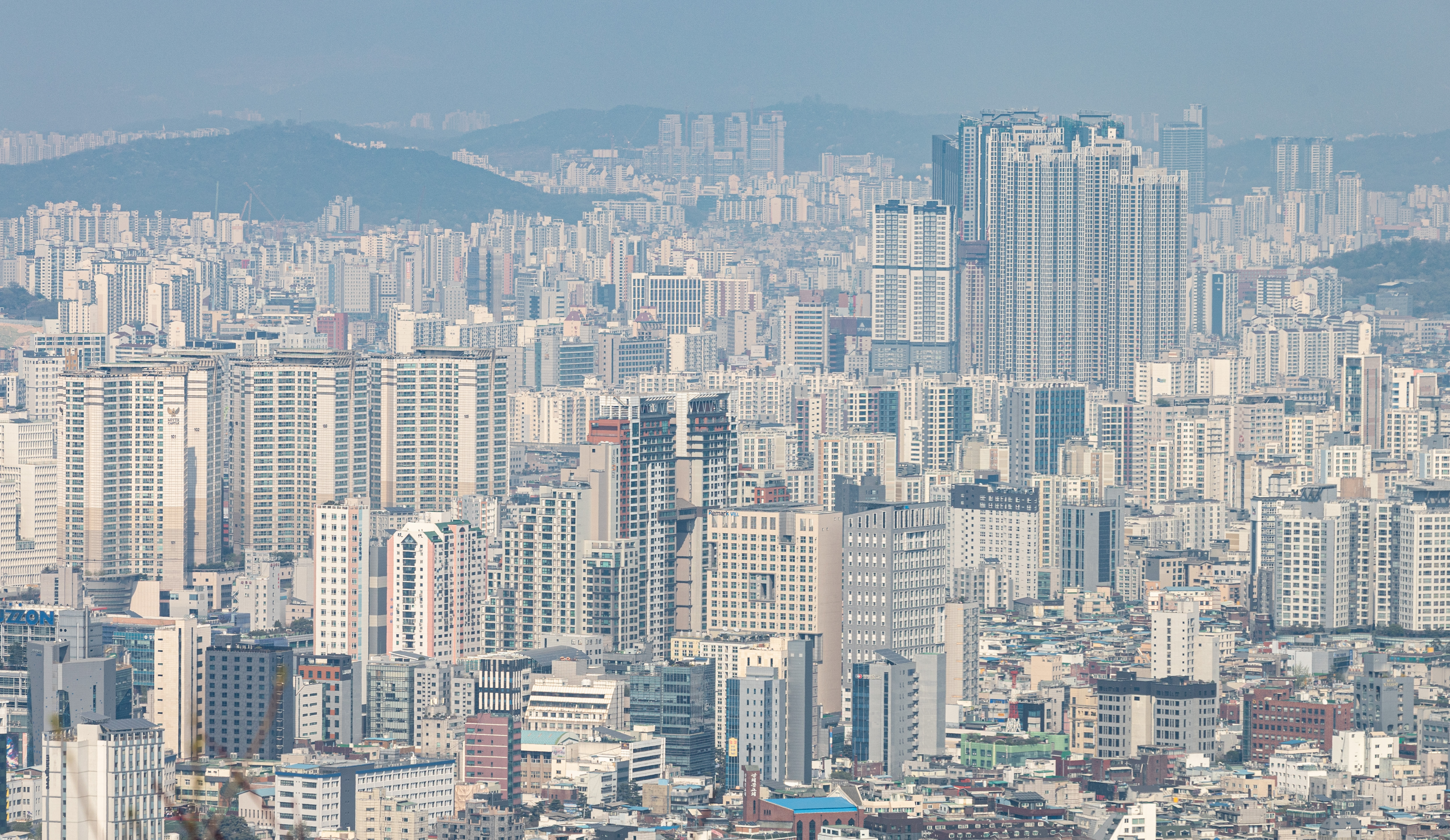 서울 남산에서 바라본 아파트 단지의 모습. 2023.4.3. 뉴스1