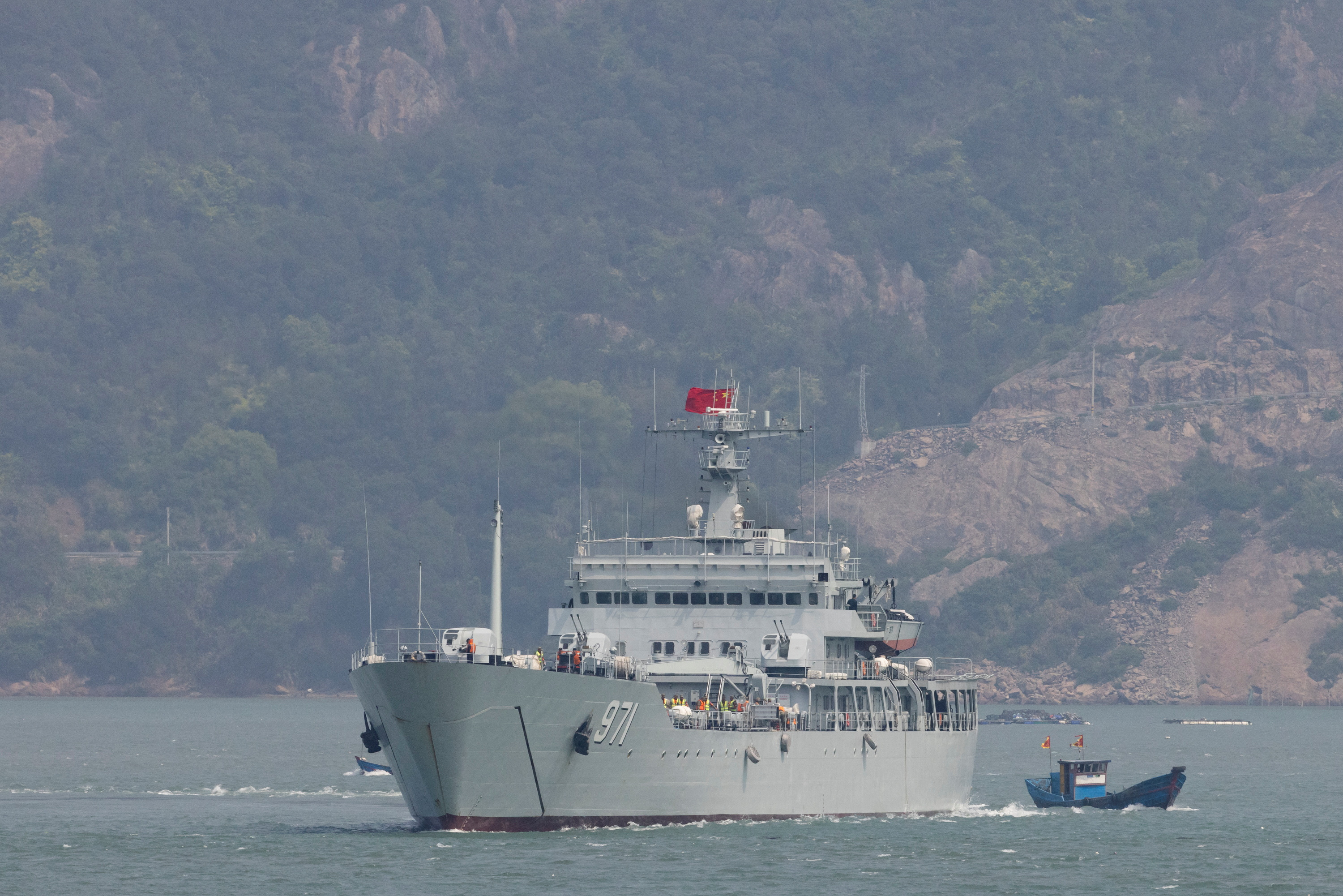 중국 군함이 지난 8일 푸젠성 푸저우 인근 해상에서 사격 훈련을 벌이고 있다. 푸저우는 대만과 가장 가까운 중국 영토다.  푸저우 로이터 연합뉴스