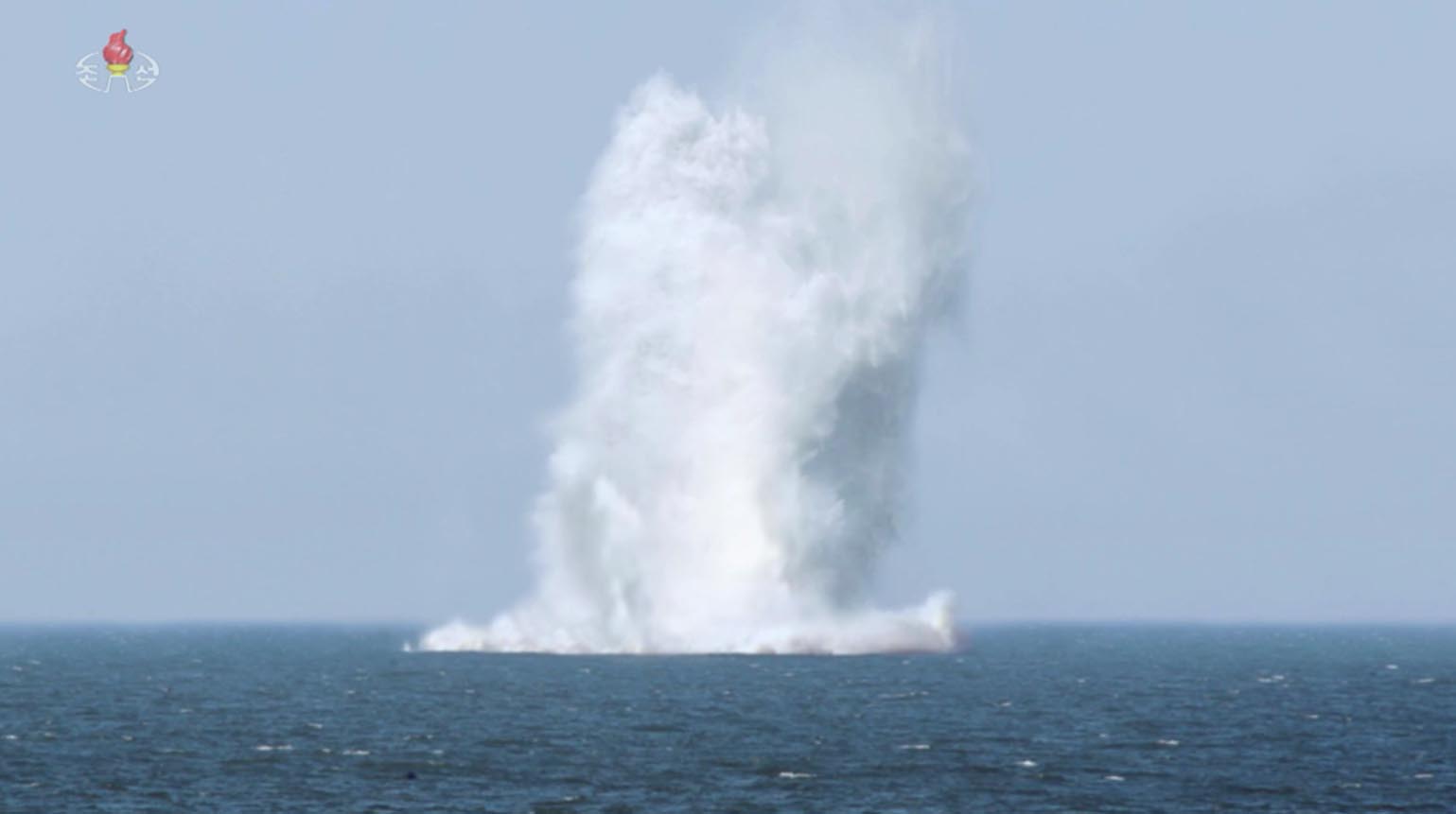 목표에 도달한 ‘해일2’의 수중 폭파시험 모습. 북한 조선중앙통신은 국방과학연구기관에서 지난 4일부터 7일까지 수중전략무기체계시험을 진행했다고 8일 보도했다. 조선중앙TV 뉴시스