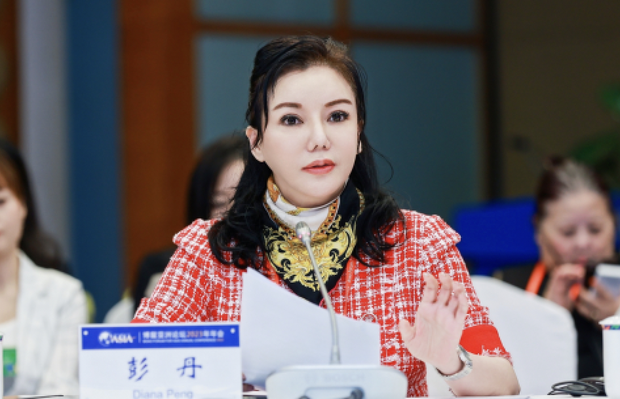 홍콩 성인영화 배우 출신인 펑단 국제경제전략연구소장이 올해 3월 중국 하이난에서 열린 보아오 포럼의 한 토론에 참석해 있다. 바이두 화면 캡처