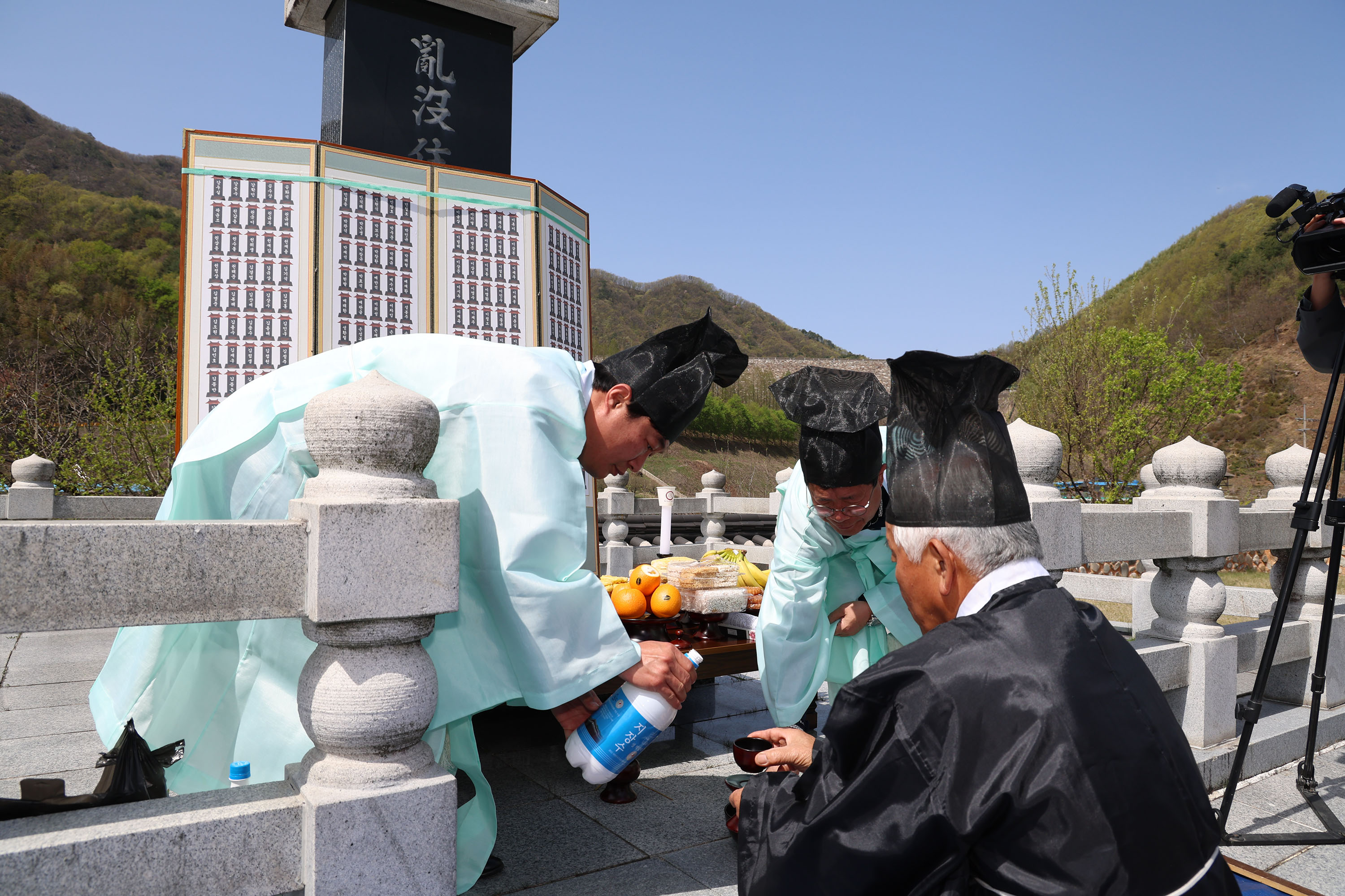 10일 경남 산청군 시천면 시천리 곡점 위령비에서 산청군 시천·삼장 민간인 희생자 유족 등이 제30회 합동 위령제를 열고 있다. 산청군 제공