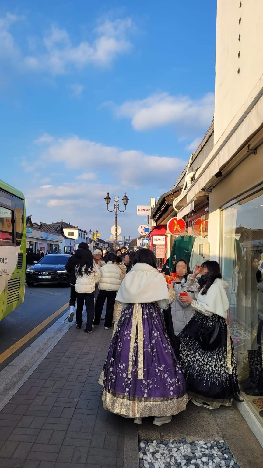 지난 1월 젊은 세대들로 붐비는 경주 황리단길. 한복을 대여해 입은 관광객들이 거리에서 즐거운 시간을 보내고 있다. 경주 강주리 기자 jurik@seoul.co.kr
