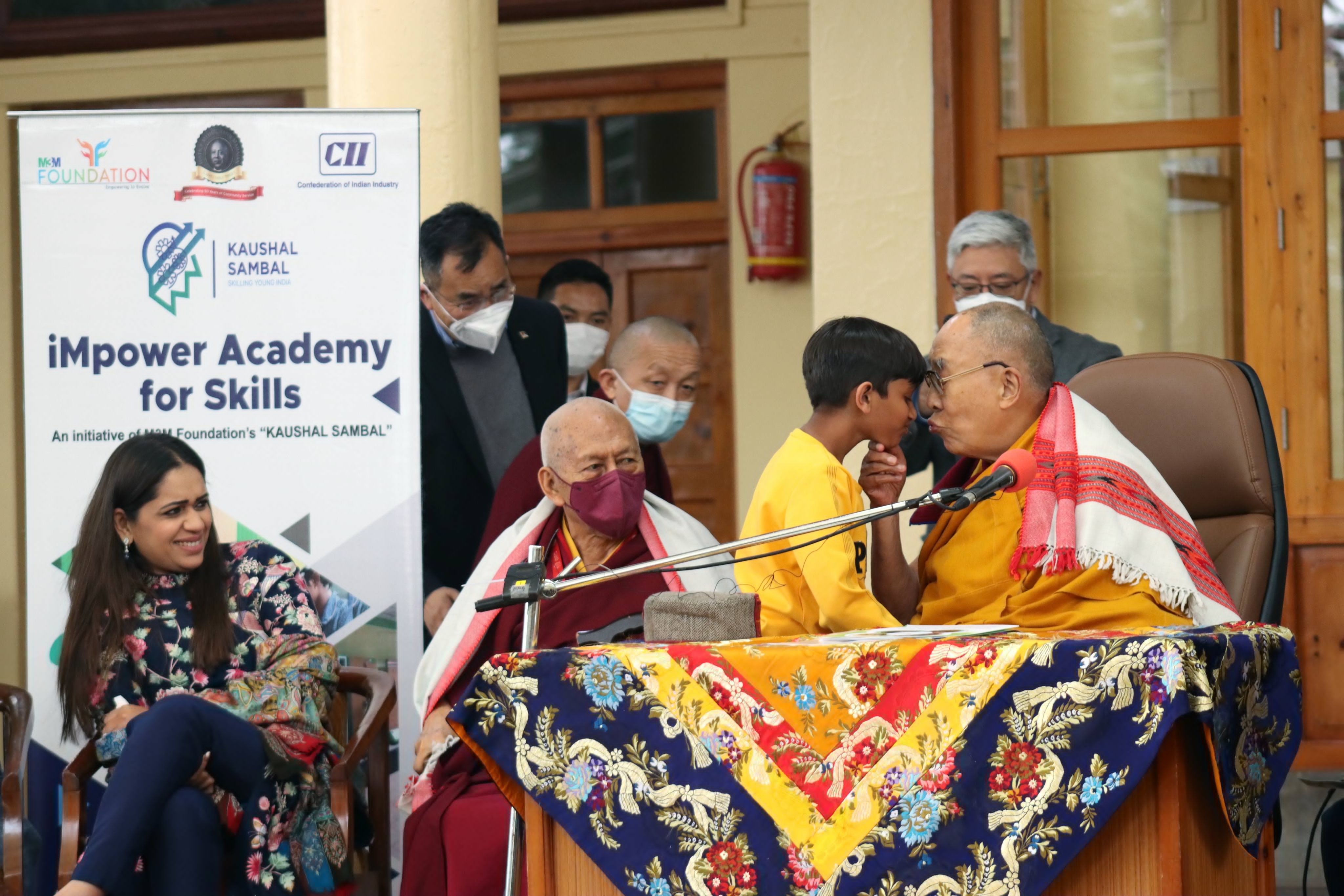 달라이 라마가 소년과 입맞춤을 하고 있다. 트위터 캡처