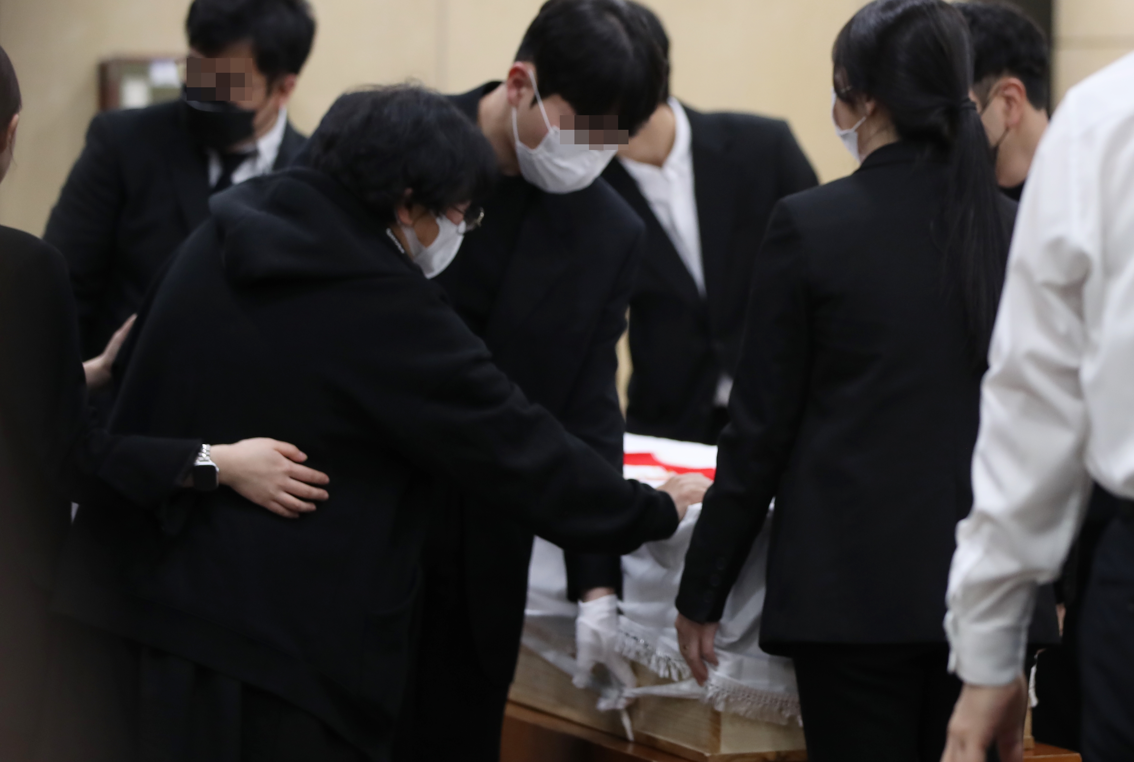 배승아 양의 어머니가 11일 장례식에서 딸의 관을 부여잡고 눈물을 흘리고 있다.