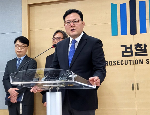 11일 오후 서울 양천구 남부지검 브리핑룸에서 허정2차장 검사가 가상화폐 상장과 관련한 비리 정황을 포착하고 수사한 중간 결과를 발표하고 있다. 2023.4.11 연합뉴스