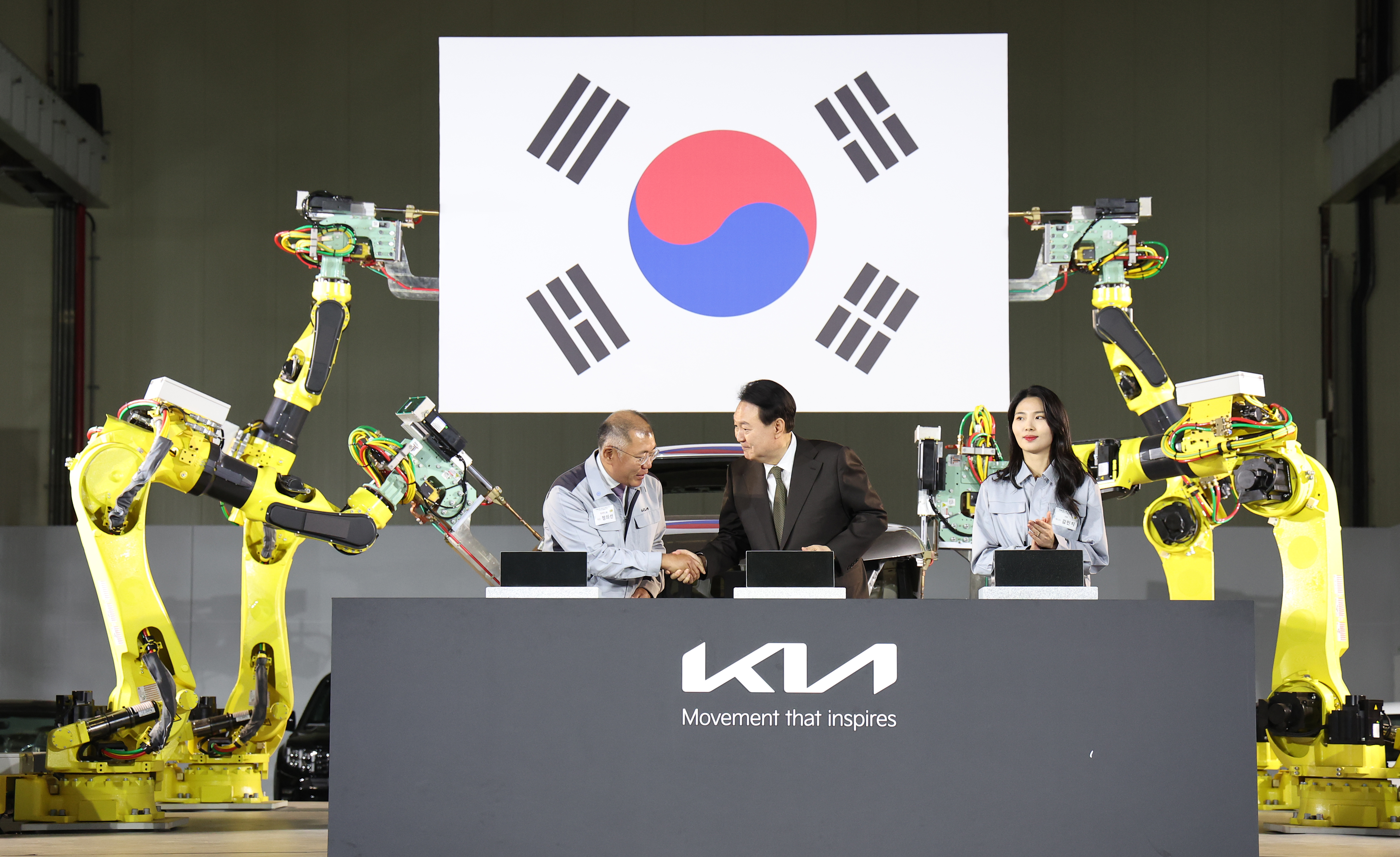 기아 전기차 공장 방문한 尹·정의선 회장… “미래차 혁신 허브에 투자”