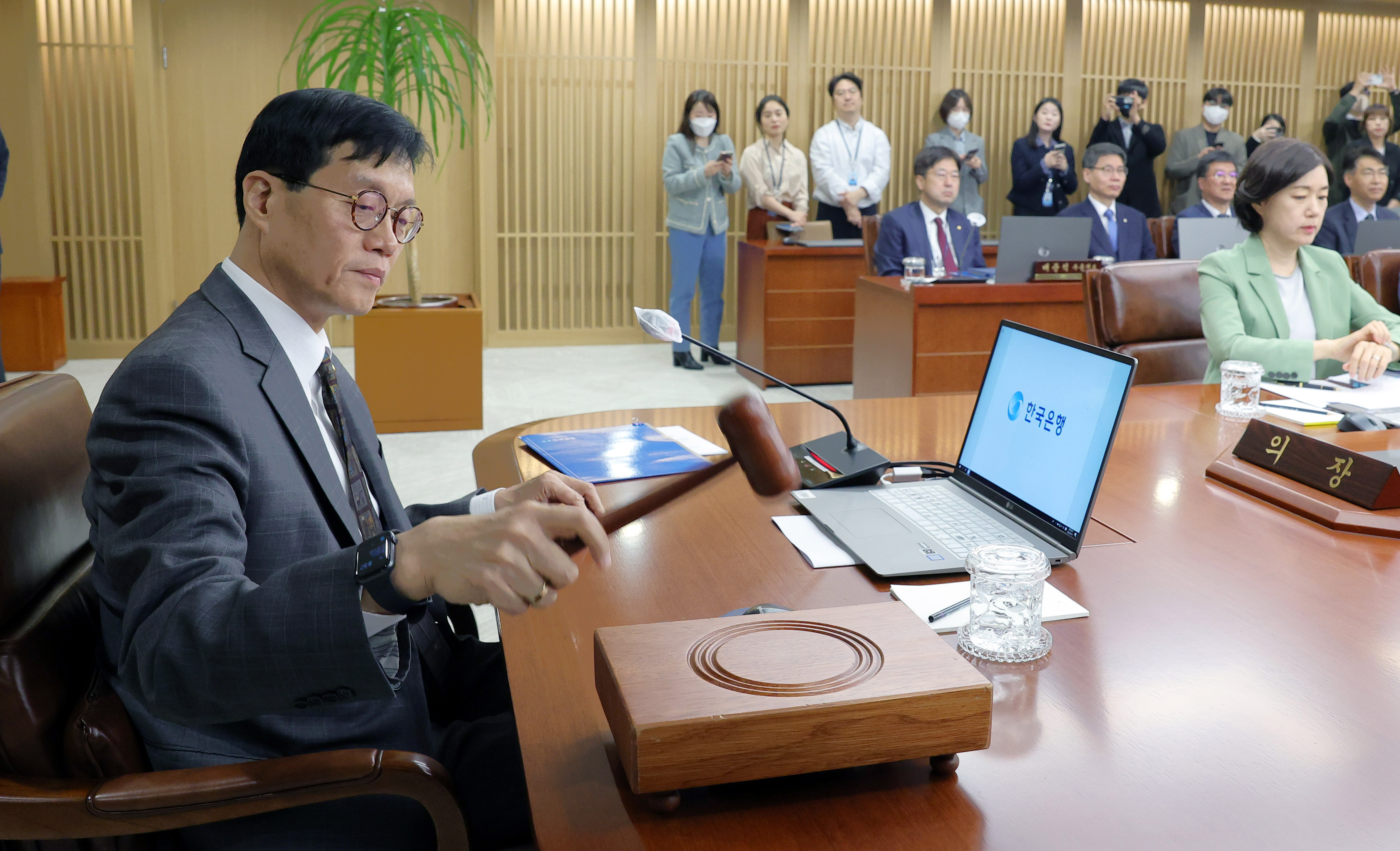 이창용 한국은행 총재가 11일 서울 중구 한국은행에서 열린 금융통화위원회 통화정책방향 결정회의에서 의사봉을 두드리고 있다. 한은 금통위는 이날 금통위원 만장일치로 기준금리를 현재의 3.50%에서 동결하기로 결정했다. 한은 금통위는 지난 1월 기준금리를 3.50%로 인상한 뒤 2월에 이어 두 차례 연속 동결했다.  사진공동취재단