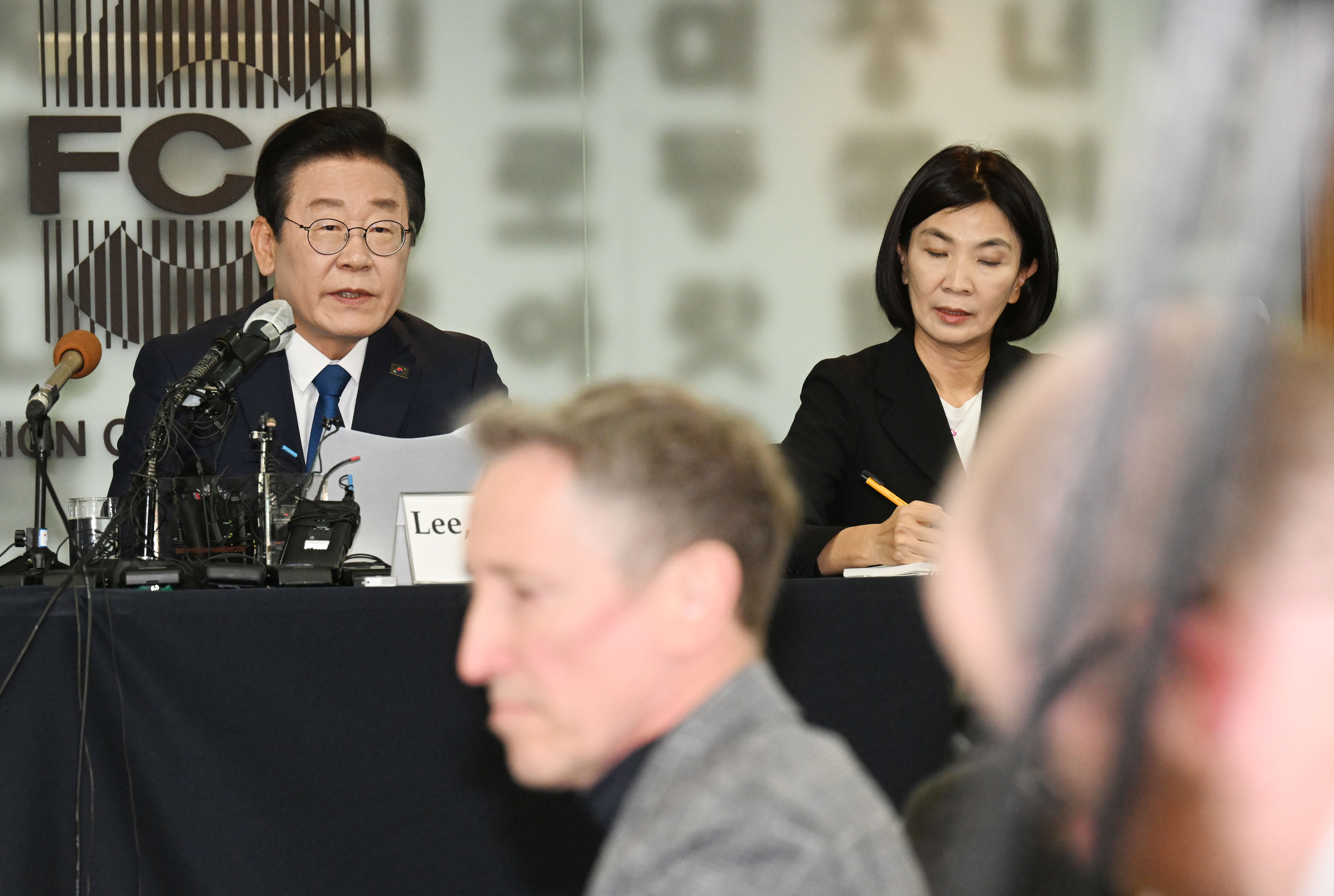 이재명(왼쪽) 더불어민주당 대표가 11일 서울 중구 프레스센터에서 열린 외신기자클럽 초청 기자회견에 참석해 모두발언을 하고 있다. 안주영 전문기자