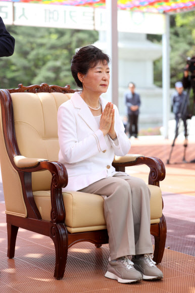 박근혜 전 대통령이 11일 오전 대구 팔공산 동화사를 찾아 통일대불 앞에서 합장을 하고 있다. 2023.4.11 연합뉴스