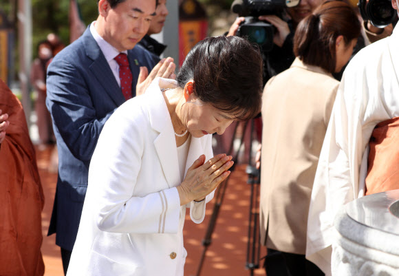 박근혜 전 대통령이 11일 오전 대구 팔공산 동화사를 찾아 통일대불 앞에서 합장을 하고 있다. 2023.4.11 연합뉴스