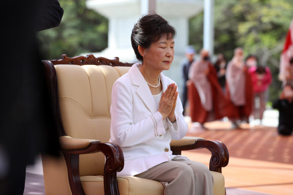 박근혜 전 대통령이 11일 오전 대구 팔공산 동화사를 찾아 통일대불 앞에서 합장을 하고 있다. 2023.4.11 연합뉴스