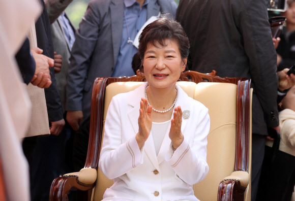 박근혜 전 대통령이 11일 오전 대구 팔공산 동화사를 찾아 통일대불 앞에서 큰스님의 덕담을 들으며 박수치고 있다. 2023.4.11 연합뉴스