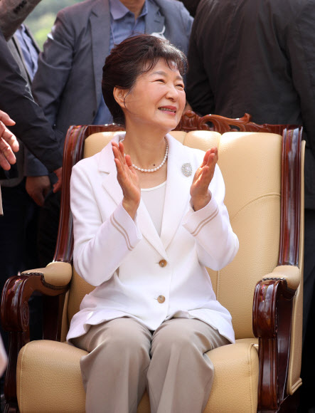 박근혜 전 대통령이 11일 오전 대구 팔공산 동화사를 찾아 통일대불 앞에서 큰스님의 덕담을 들으며 박수치고 있다. 2023.4.11 연합뉴스