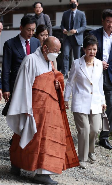11일 오전 박근혜 전 대통령이 대구 동구 팔공총림 동화사를 찾아 사찰음식체험관으로 향하고 있다. 2023.4.11 뉴스1