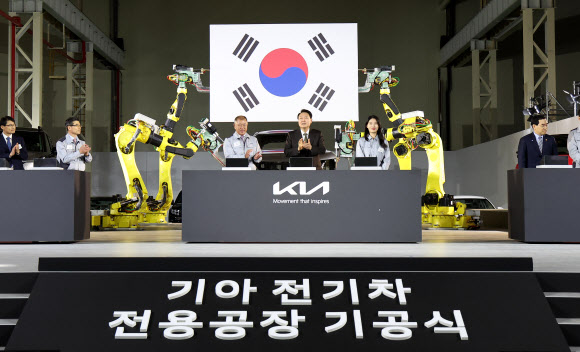 윤석열 대통령이 11일 경기도 화성시 기아 오토랜드 화성에서 열린 전기차 전용공장 기공식에서 퍼포먼스를 마친 뒤 정의선 현대자동차그룹 회장과 박수치고 있다. 2023.4.11 연합뉴스