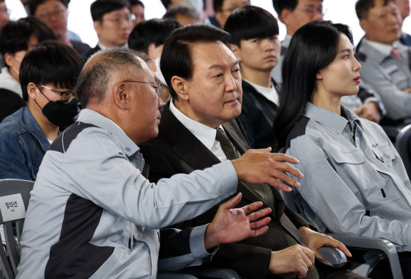 윤석열 대통령이 11일 경기도 화성시 기아 오토랜드 화성에서 열린 전기차 전용공장 기공식에서 정의선 현대차그룹 회장과 대화하고 있다. 2023.4.11 연합뉴스