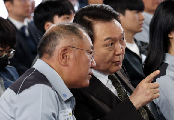 윤석열 대통령이 11일 경기도 화성시 기아 오토랜드 화성에서 열린 전기차 전용공장 기공식에서 정의선 현대차그룹 회장과 대화하고 있다. 2023.4.11 연합뉴스