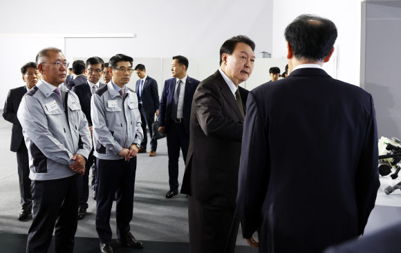 윤석열 대통령이 11일 경기도 화성시 기아자동차 오토랜드 화성에서 열린 전기차 전용공장 기공식에 앞서 상생협력부스를 참관하고 있다. 2023.4.11 연합뉴스