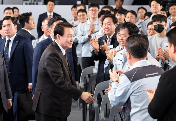 윤석열 대통령이 11일 경기도 화성시 기아자동차 오토랜드 화성에서 열린 전기차 전용공장 기공식에 입장하며 참석자들과 인사하고 있다. 2023.4.11 연합뉴스