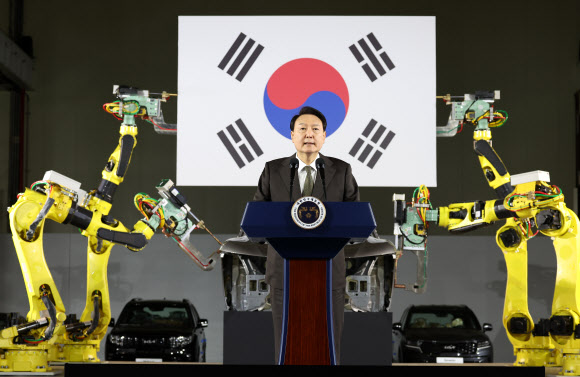 윤석열 대통령이 11일 경기도 화성시 기아자동차 오토랜드 화성에서 열린 전기차 전용공장 기공식에서 축사를 하고 있다. 2023.4.11 연합뉴스