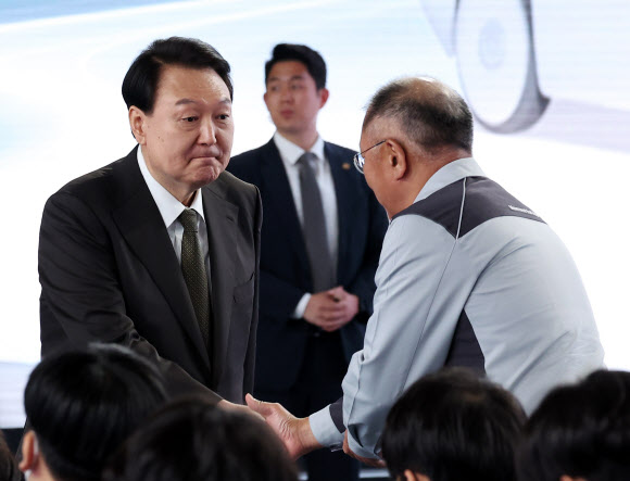 윤석열 대통령이 11일 경기도 화성시 기아 오토랜드 화성에서 열린 전기차 전용공장 기공식에서 축사를 마친 뒤 정의선 현대차그룹 회장과 악수하고 있다. 2023.4.11 연합뉴스
