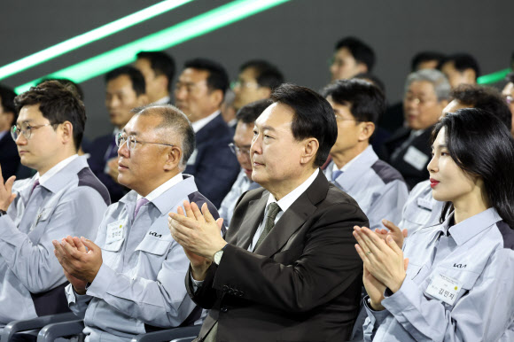 윤석열 대통령이 11일 경기도 화성시 기아자동차 오토랜드 화성에서 열린 전기차 전용공장 기공식에서 정의선 현대자동차그룹 회장 등과 박수치고 있다. 2023.4.11 연합뉴스
