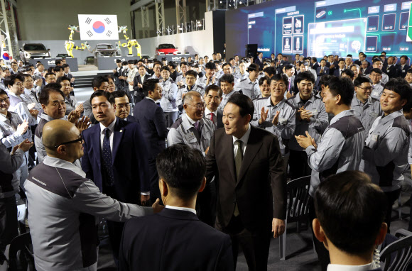 윤석열 대통령이 11일 경기도 화성시 기아 오토랜드 화성에서 열린 전기차 전용공장 기공식이 끝난 뒤 참석자들과 인사하고 있다. 2023.4.11 연합뉴스