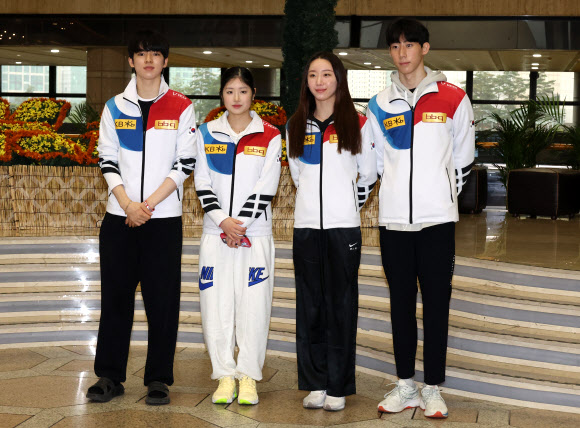 11일 피겨 국제 단체전 국제빙상경기연맹 월드 팀 트로피에 참가하는 선수들이 출국 전 김포공항에서 기념촬영을 하고 있다. 이 대회는 한국 첫 출전이다. 왼쪽부터 차준환, 이해인, 김예림, 이시형. 2023.4.11 연합뉴스