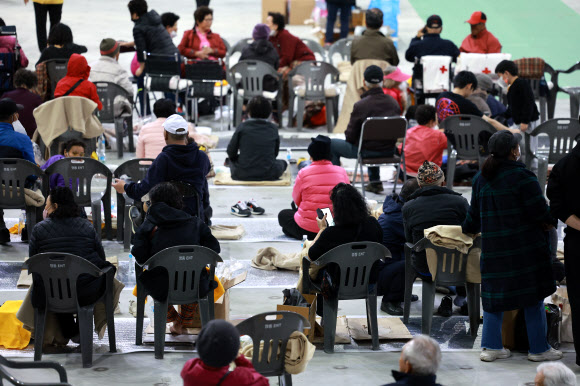 11일 강원도 강릉시에서 발생한 산불이 강풍으로 확산하면서 강릉아레나에 주민들이 대피해 있다.      소방청은 최고 대응 수위인 소방 대응 3단계, 전국 소방동원령 2호를 발령했다. 2023.4.11 연합뉴스