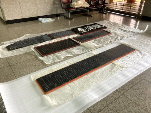 문화재청이 11일 강원도 강릉에서 발생한 산불로 국가지정문화재 보물인 강릉 경포대의 현판 총 7개를 떼어내 인근 오죽헌박물관으로 옮겼다고 밝혔다. 사진은 강릉 경포대 현판. 2023.4.11. 문화재청 제공