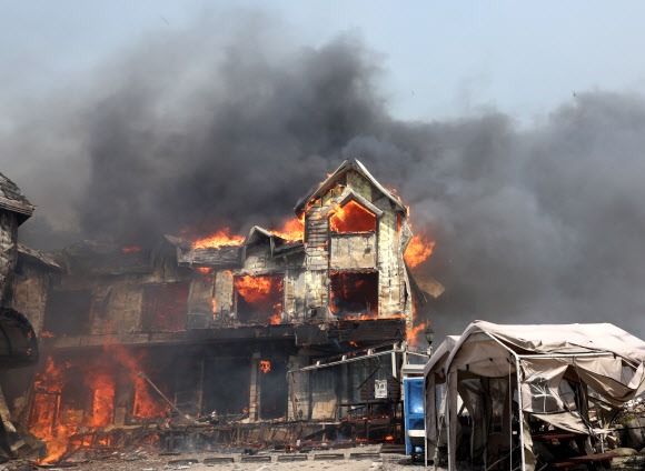 11일 강원 강릉시 난곡동에서 시작한 산불이 건조한 날씨 속 강풍을 타고 경포 인근 펜션까지 번지고 있다. 2023.4.11 연합뉴스