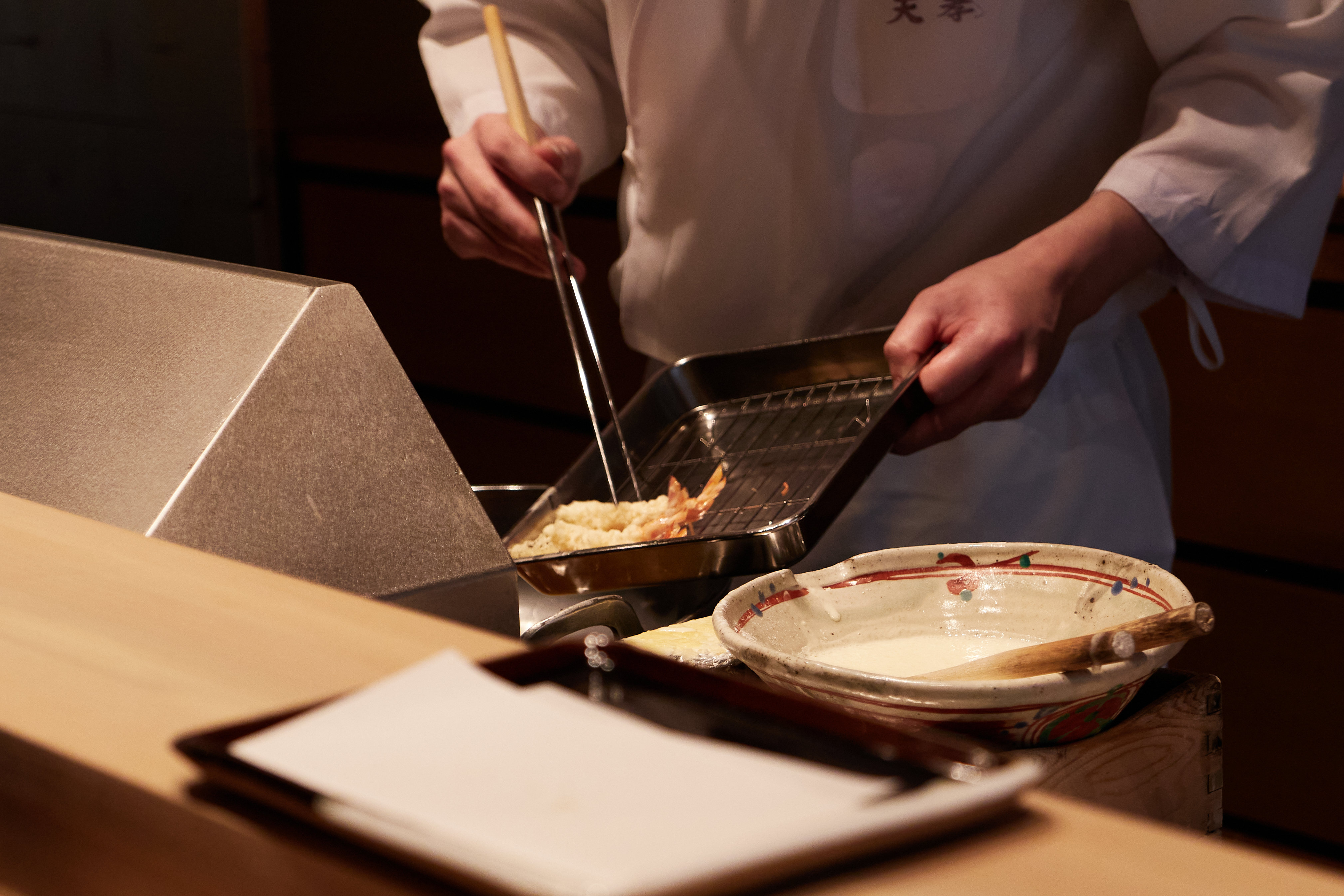 미슐랭 1스타를 받은 일본 후쿠오카 덴푸라 오마카세 ‘덴코’에서 요리사가 덴푸라를 정성스럽게 만드는 모습. 주로 계절에 따라 제철 재료 본연의 맛을 살리는 방식으로 요리한다.