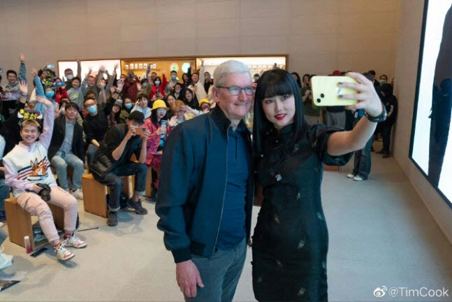 팀 쿡 애플 최고경영자(CEO)가 지난달 24일 중국 베이징 싼리툰에 위치한 애플 스토어를 방문해 중국 청년과 셀카를 촬영하고 있다. 팀 쿡 웨이보 캡처