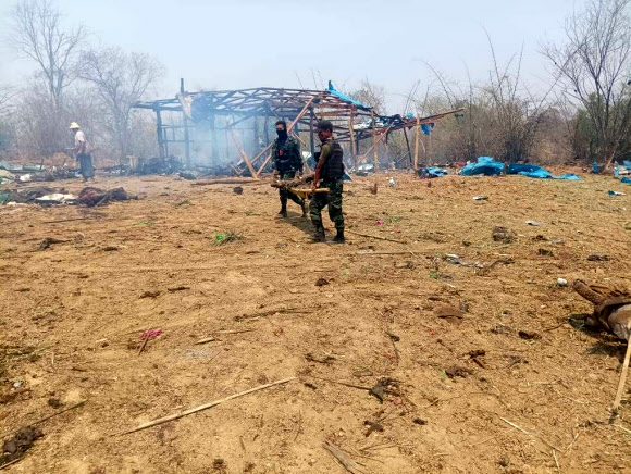 미얀마군이 북부 사가잉 지역의 반군부 임시정부 행사장에 폭격을 가해 민간인 등 수십명이 숨진 지난 11일 시민군들이 폐허가 된 현장에서 시신을 수습하고 있다. 사가잉 EPA 연합뉴스