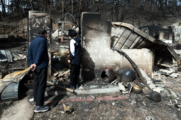 12일 강원도 강릉시 안현동 문산마을 팬션 밀집 지역의 건물들이 전날 확산한 산불로 불에 타 폐허로 남아 있다. 전날 순간풍속 초속 30m에 달하는 강풍 탓에 확산한 산불로 산림 379㏊가 소실되고 주택과 펜션 등 시설물들이 피해를 봤다. 2023.4.12 연합뉴스