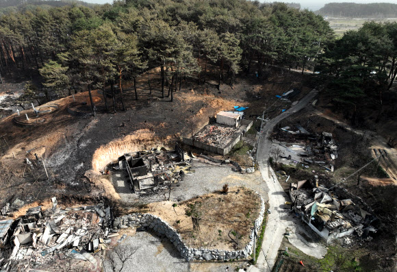 강릉 산불 진화 이틀째인 12일 저동골길 인근 야산 근처의 민가들이 전소돼 있다. 2023.04.12. 뉴시스