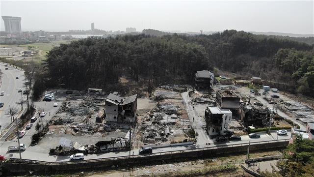 12일 오전 강원도 강릉시 저동 펜션단지가 전날 발생한 강릉 산불 화재로 전소돼 있다.  지난 11일 오전 8시22분쯤 강릉 난곡동 일원에서 산불이 발생했다. 강풍에 산불이 번지자 소방당국은 소방대응 3단계를 발령하고 최고 수위 대응에 나서 8시간만에 진화했다. 이번 산불로 ‘축구장 530개 면적’ 산림을 태우고 주택, 펜션 등 총 100곳이 넘는 시설물이 소실되거나 부분 소실됐으며 1명이 사망했다. 2023.4.12. 뉴스1