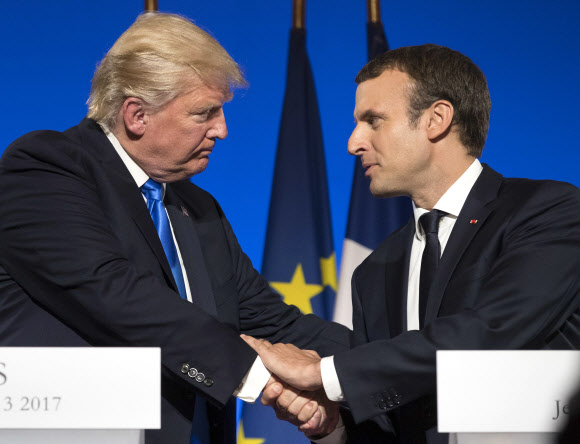 도널드 트럼프 미국 대통령(왼쪽)과 에마뉘엘 마크롱 프랑스 대통령