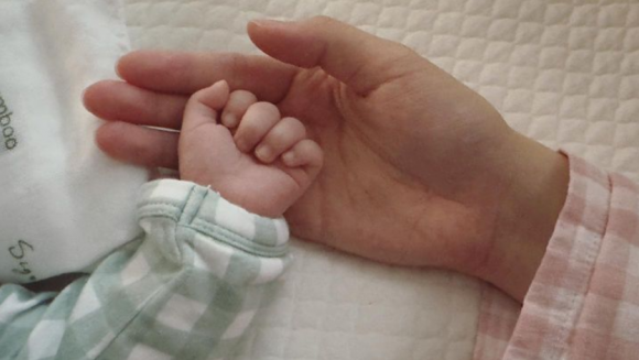 배우 나혜미가 자신의 손과 아들의 손이 담긴 사진을 공개했다.<br>나혜미 인스타그램