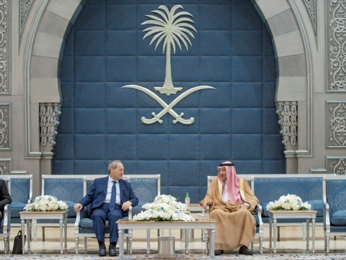 파이살 빈 파르한 알사우드(오른쪽) 사우디아라비아 외교장관이 12일 사우디 제다에서 파이잘 메크다드 시리아 외무장관과 만나 외교관계 회복에 합의하고 있다.  제다 로이터 연합뉴스