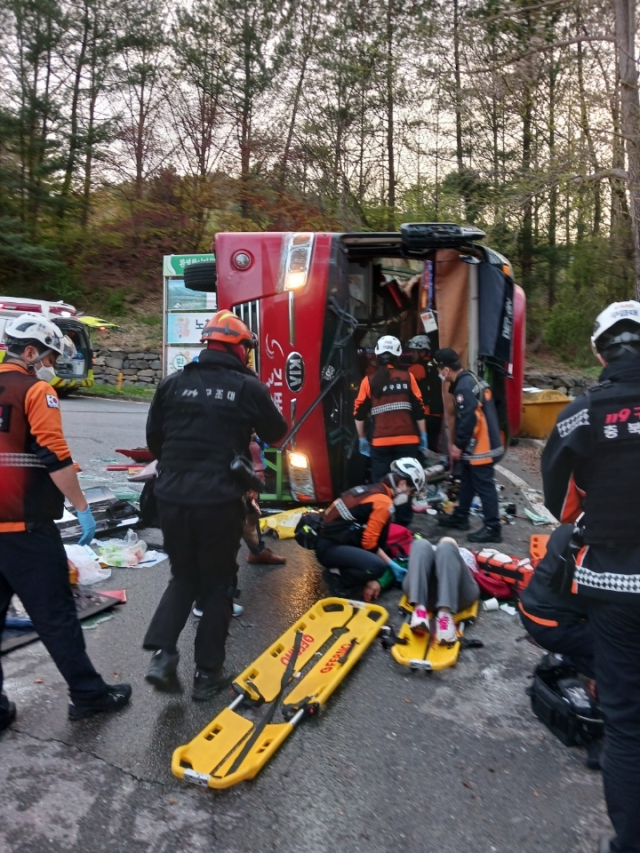 119구급대원들이 충주 수안보온천 버스 전복 사고 현장에서 부상자들을 구조하고 있다. 소방청 제공